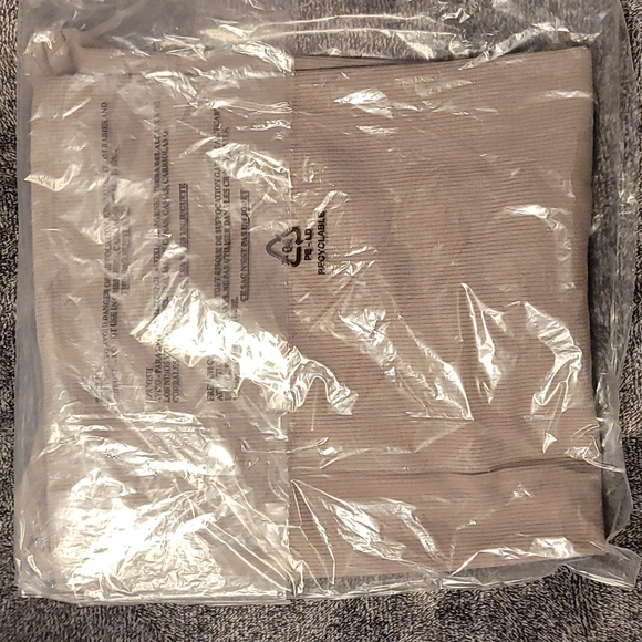 🎉HP🎉 Hot Topic Mushroom Crop Tee - Picture 3 of 3